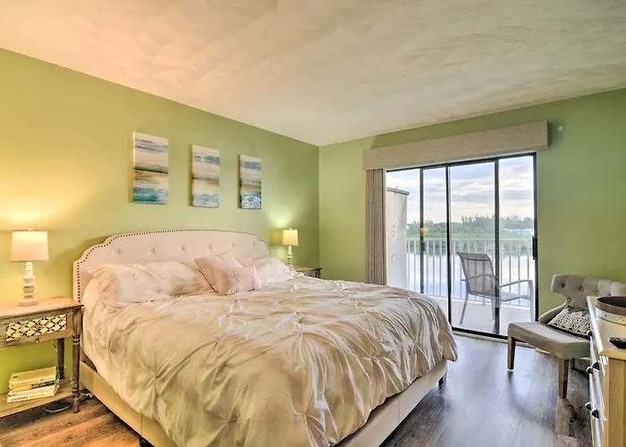 Balcony & Views: Sunny Indian Shores Condo! * Clearwater Beach