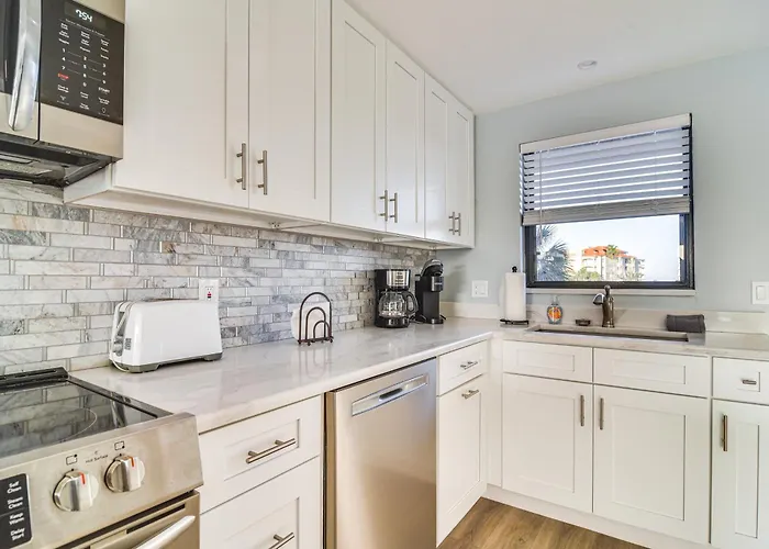 Ferienhaus Balcony & Views: Sunny Indian Shores Condo! *